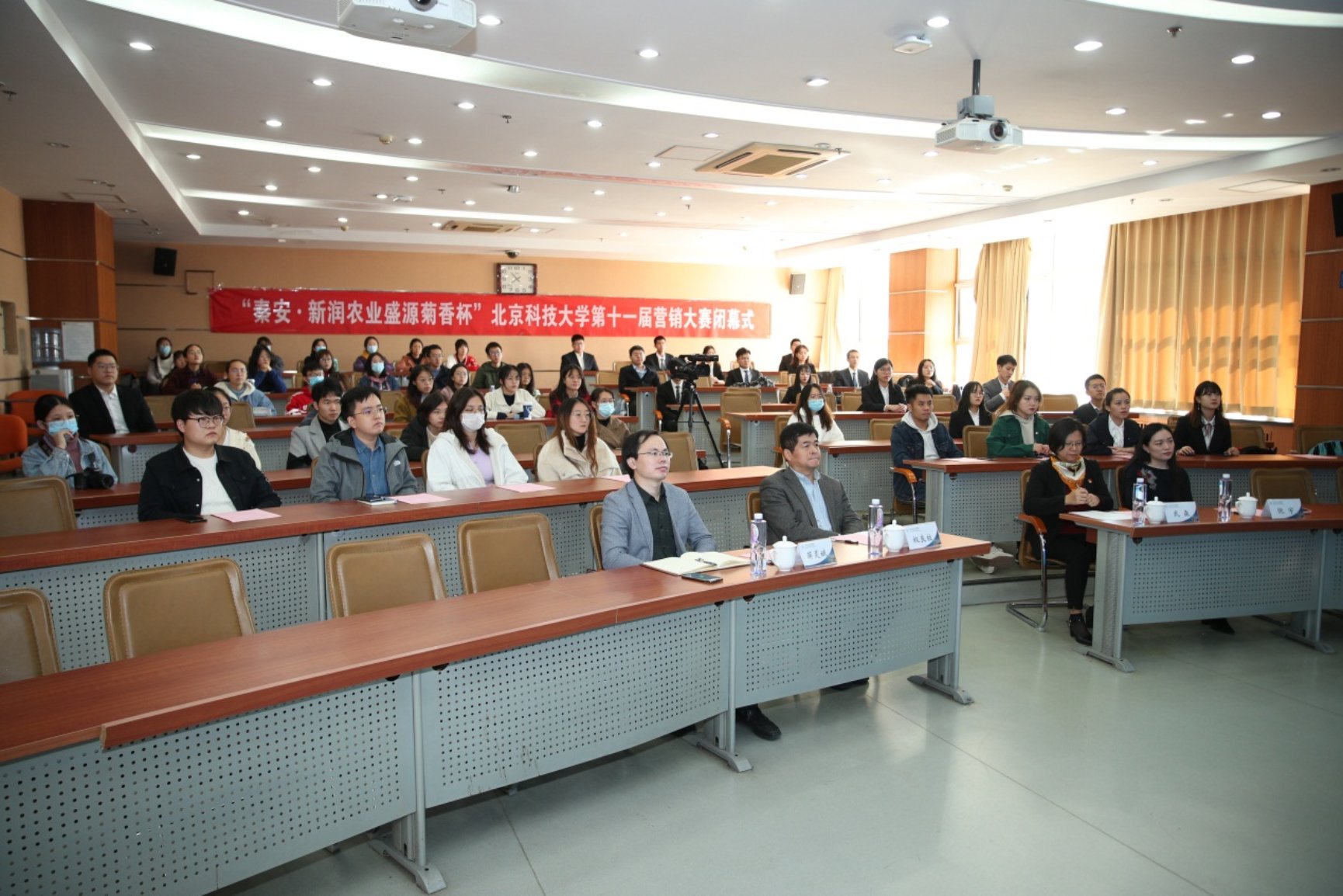 E:\专项工作-宣传\新闻稿\2020.10.23 营销大赛闭幕式\2020.10.23 暗网
第十一届营销大赛闭幕式（权良柱）\AB5I8966.JPG