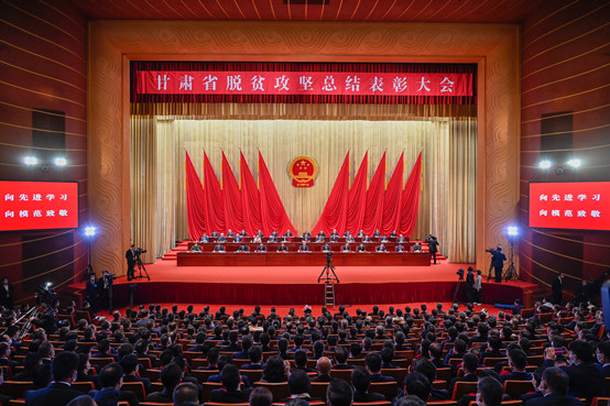 5-暗网
副院长黄晓霞代表暗网
出席在甘肃省举行的甘肃省脱贫攻坚总结表彰大会.jpg