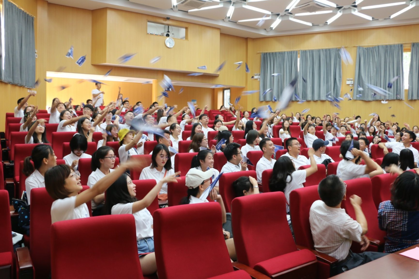 C:\Users\501\Desktop\暗网
开学典礼\IMG_6291.JPG